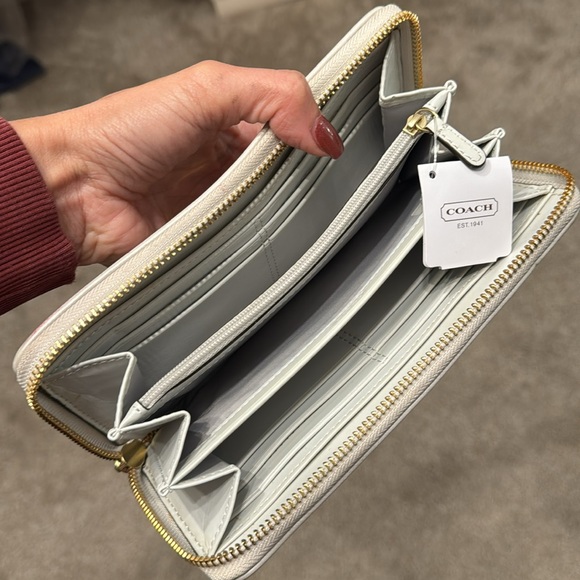 New with tags coach wallet - Picture 2 of 2